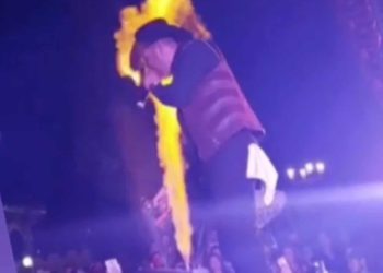 (Vídeo) Cantante «El Gallo Elizalde»sufrió quemaduras en el rostro durante un concierto