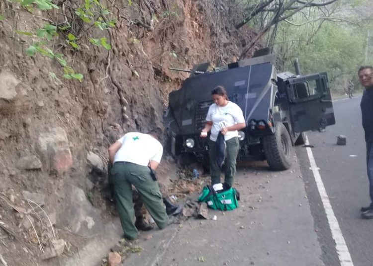 (FOTOS) Dos soldados resultan lesionados en un accidente en San Miguel