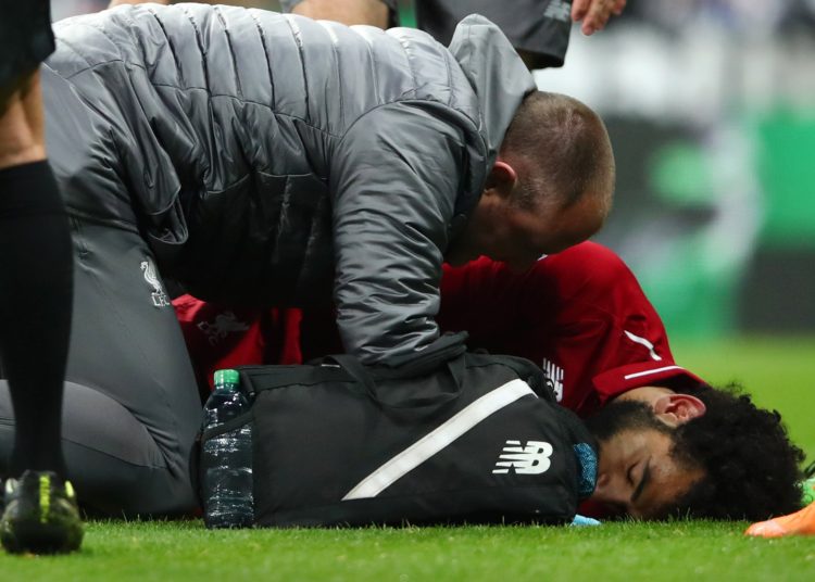 Alarma: Salah se retira en camilla y llorando del Newcastle-Liverpool tras un golpe en la cabeza
