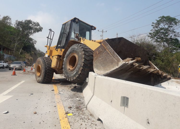 Pala mecánica sin control atropella y mata a una mujer en carretera al Puerto de La Libertad