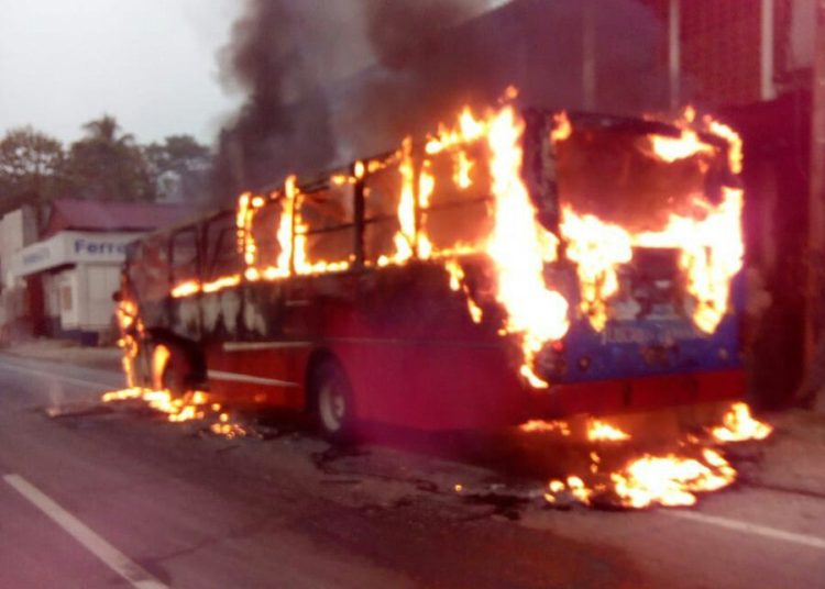 Bus se incendia en la carretera Troncal del Norte