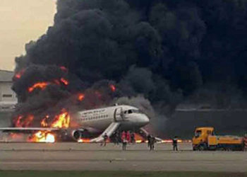 Rayo habría impactado en avión incendiado donde murieron 41 personas en Moscú