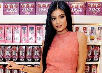Críticas a Kylie Jenner por lo nocivo de su nueva linea de cosméticos