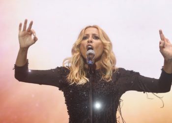 (VIDEO) Arrojan huevos a Marta Sánchez durante un concierto