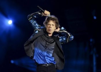 Mick Jagger se recupera de operación al corazón y baila