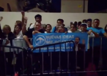 Salvadoreños en vigilia en la Plaza Gerardo Barrios esperando la investidura de Bukele