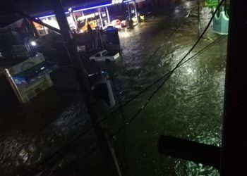 Sistema de drenaje en calles de San Miguel colapsa por intensa lluvia