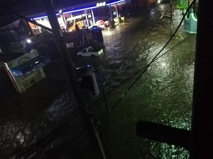 Sistema de drenaje en calles de San Miguel colapsa por intensa lluvia