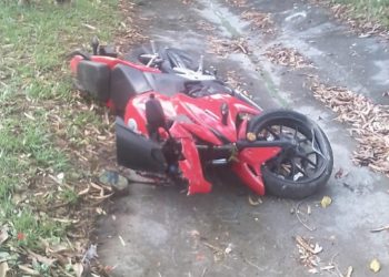 Motociclista muere al caer en un tragante