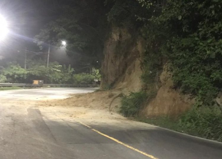 Sismo 6.8 grados causa derrumbes de mediana proporción en diferentes zonas del país