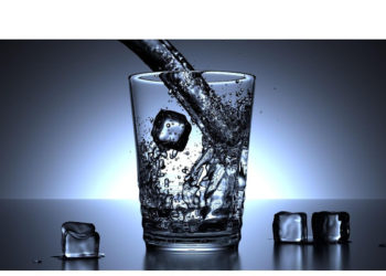 Hombre muere de un infarto por beber agua helada tras jugar fútbol