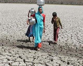 Por la escasez de agua las mujeres arriesgan su vida en India