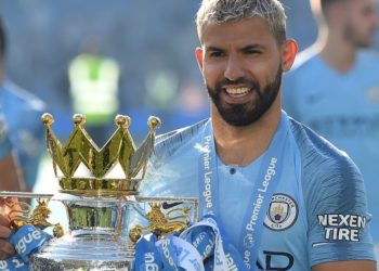 ¿Agüero a lo Sergio Ramos?, destruye trofeo de la FA Cup