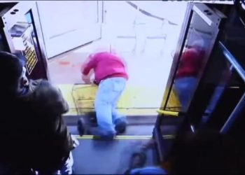 Anciano muere una semana después que una mujer lo lanzara de un autobús en Estados Unidos