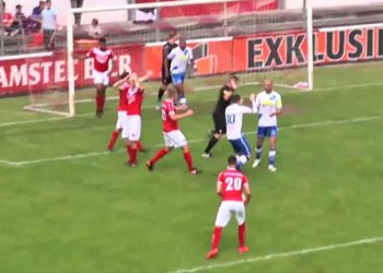 (Video) Árbitro anota gol a un equipo holandés