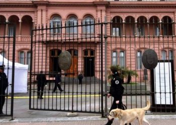 Detienen a hombre armado que intentó ingresar a la casa presidencial a entrevistar al presidente