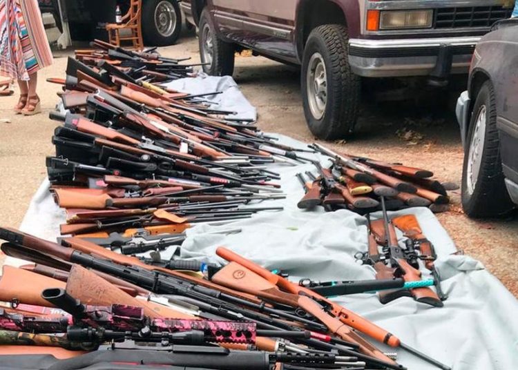 Miles de armas son encontradas en una casa en Los Ángeles
