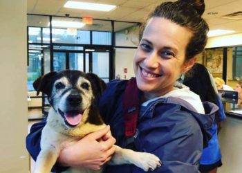 Mujer recupera por medio de un micro chip a uno de sus dos perros perdidos hace cinco años