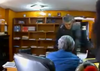 (IMÁGENES FUERTES) Captan momento en que sujeto mata a abogado en su despacho en México