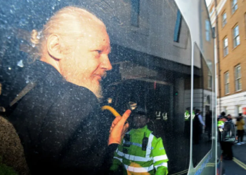 Julian Assange, condenado a un año de cárcel por violar la libertad condicional