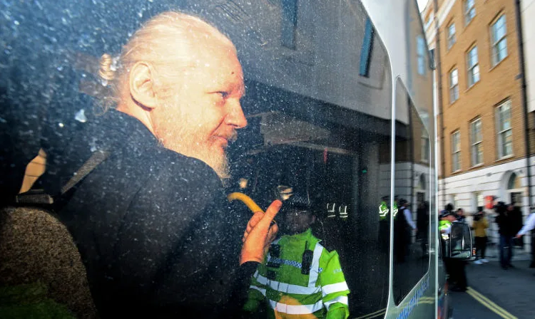 Julian Assange, condenado a un año de cárcel por violar la libertad condicional