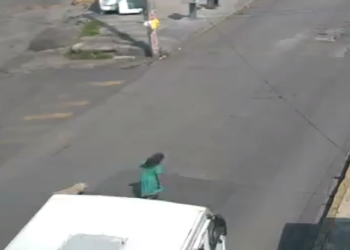 (Video) Autobús atropella a una señora y sale ilesa