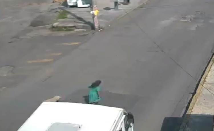 (Video) Autobús atropella a una señora y sale ilesa