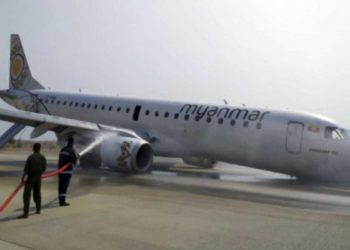 Piloto aterriza avión sin ruedas delanteras y salva a todos los pasajeros en Myanmar
