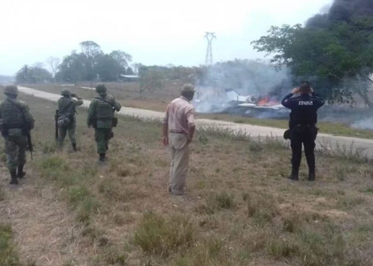 Fuerza Aérea mexicana persigue avioneta y se estrella