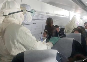 Ponen en cuarentena a pasajeros de un avión por muerte de una pareja infectada por peste bubónica