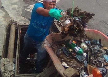 Alcaldía de San Miguel limpia calles y zonas verdes afectadas por las lluvias