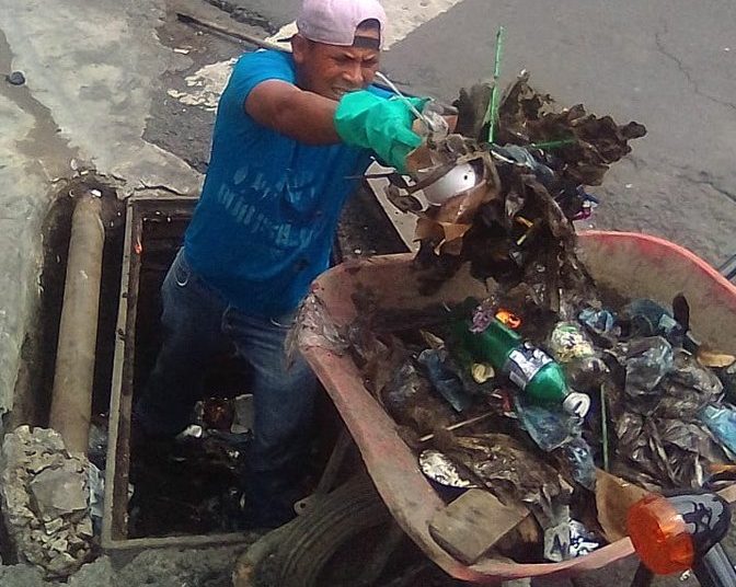 Alcaldía de San Miguel limpia calles y zonas verdes afectadas por las lluvias