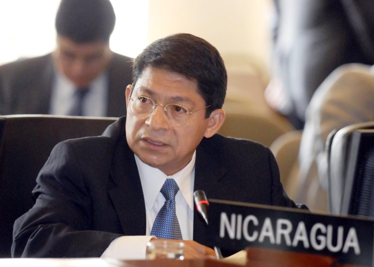 (VIDEO) Canciller de Nicaragua evade a periodista que indagó por qué ha empleado a hijo de Funes