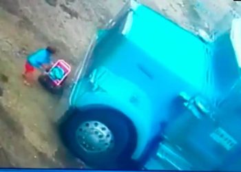 (VIDEO): El impactante momento en que un niño se salva de morir atropellado por un tráiler