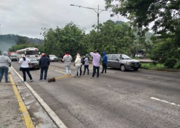 Exempleados del TSE bloquearon carretera a Comalapa por incumplimiento de contrato