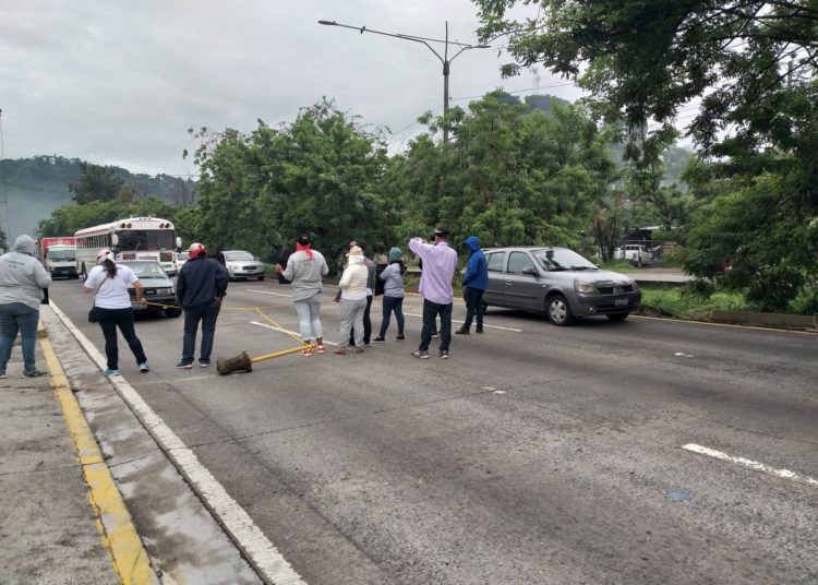 Exempleados del TSE bloquearon carretera a Comalapa por incumplimiento de contrato