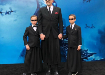 Miguel Bosé desfiló en falda y con sus hijos en una alfombra roja