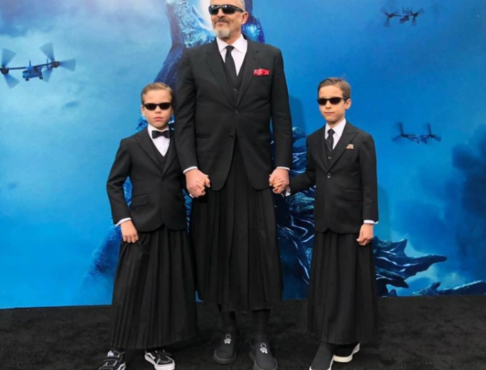 Miguel Bosé desfiló en falda y con sus hijos en una alfombra roja