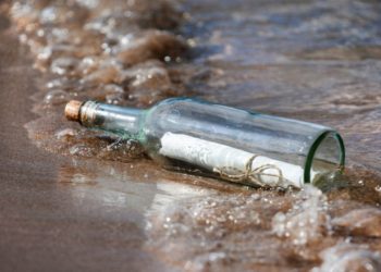 Encuentran una lista de deseos dentro de una botella en un isla de Japón