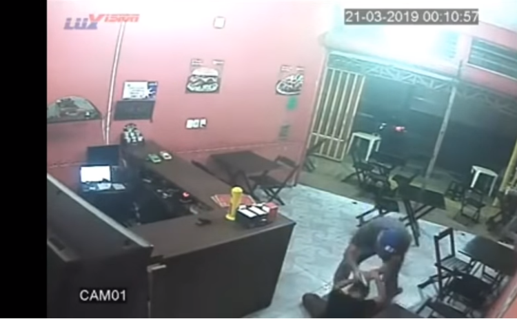 (Video) Policía agrede a dueña de restaurante por una hamburguesa