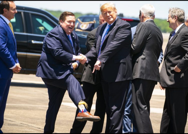 Donald Trump es sorprendido con calcetines inspirados en su peinado