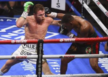Saúl «Canelo» Álvarez se quedó con los tres títulos de peso mediano
