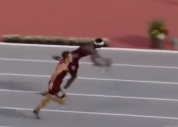 Un corredor de lanza a lo Superman gana una competencia