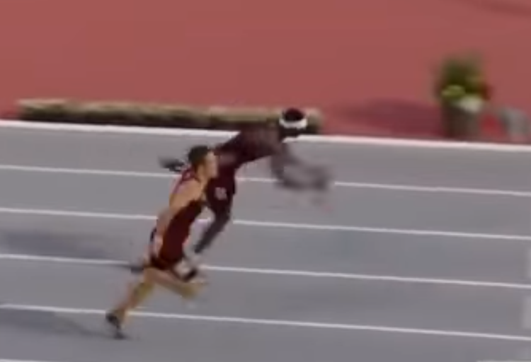 Un corredor de lanza a lo Superman gana una competencia