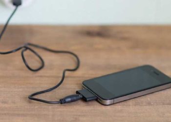 Una bebé muere electrocutada por chupar un cargador de celular conectado al sistema eléctrico