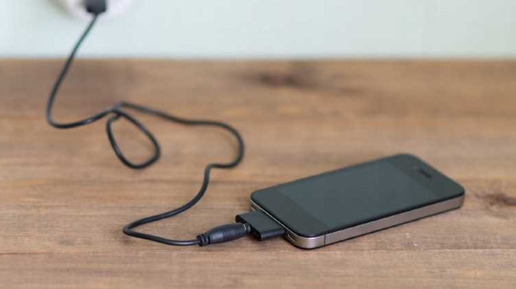 Una bebé muere electrocutada por chupar un cargador de celular conectado al sistema eléctrico