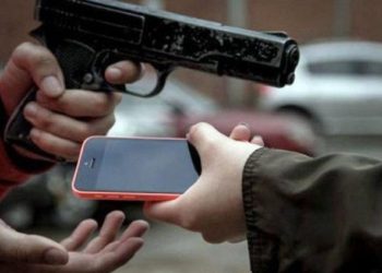 Mexicanos recurren a celulares falsos para engañar a los ladrones en autobúses