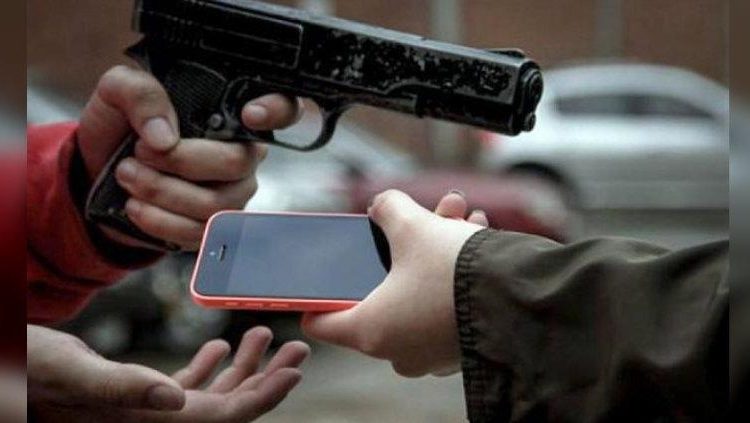 Mexicanos recurren a celulares falsos para engañar a los ladrones en autobúses