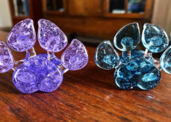 En EE.UU. convierten las cenizas de perros y gatos en dijes, flores o patitas de cristal