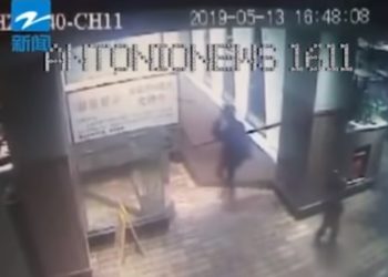 (VIDEO): Madre abandona a hijo autista de 5 años en Hangzhou, China